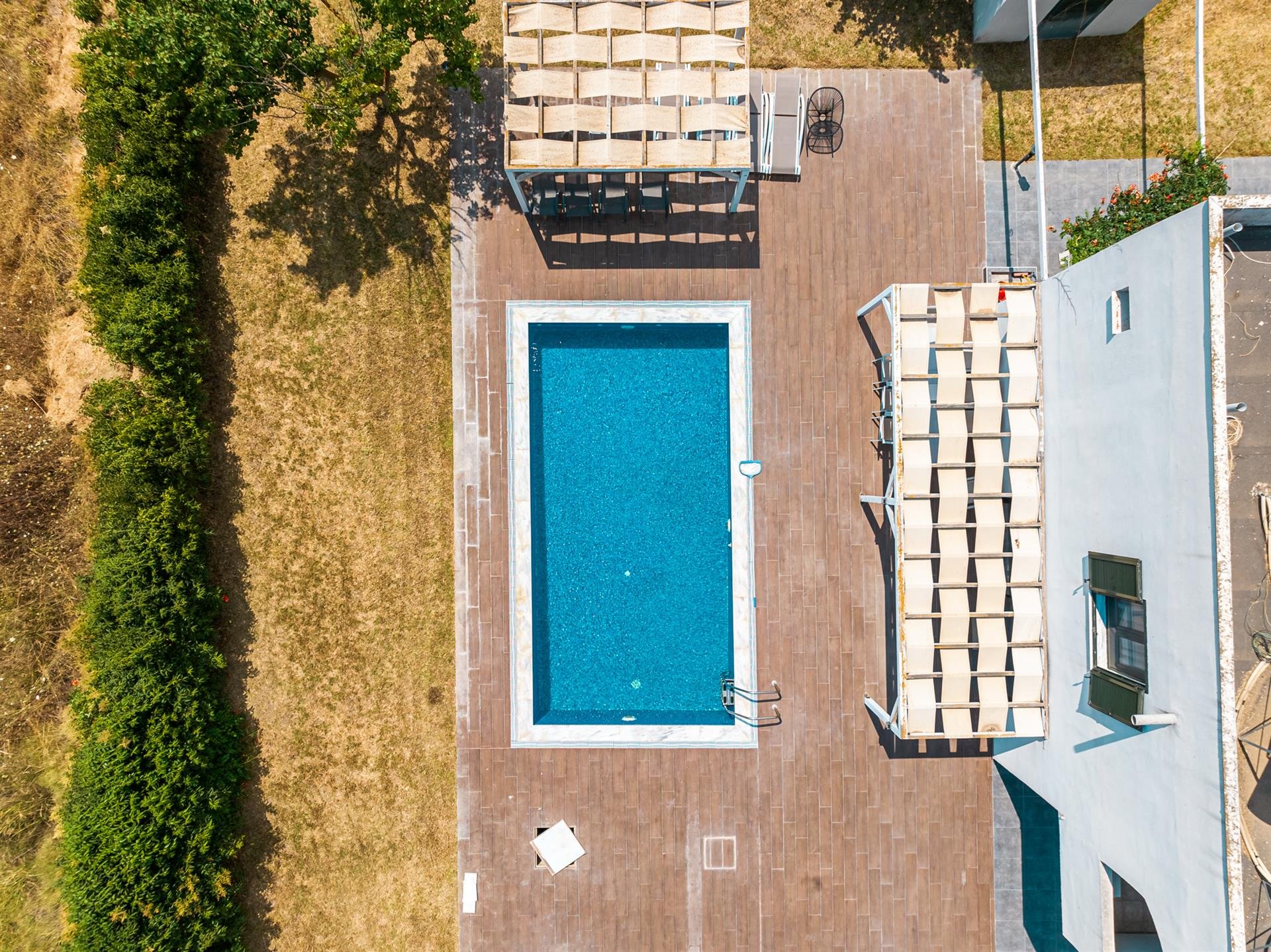 Luxury 4-Bedroom Villa with Pool and Expansive Garden — 3