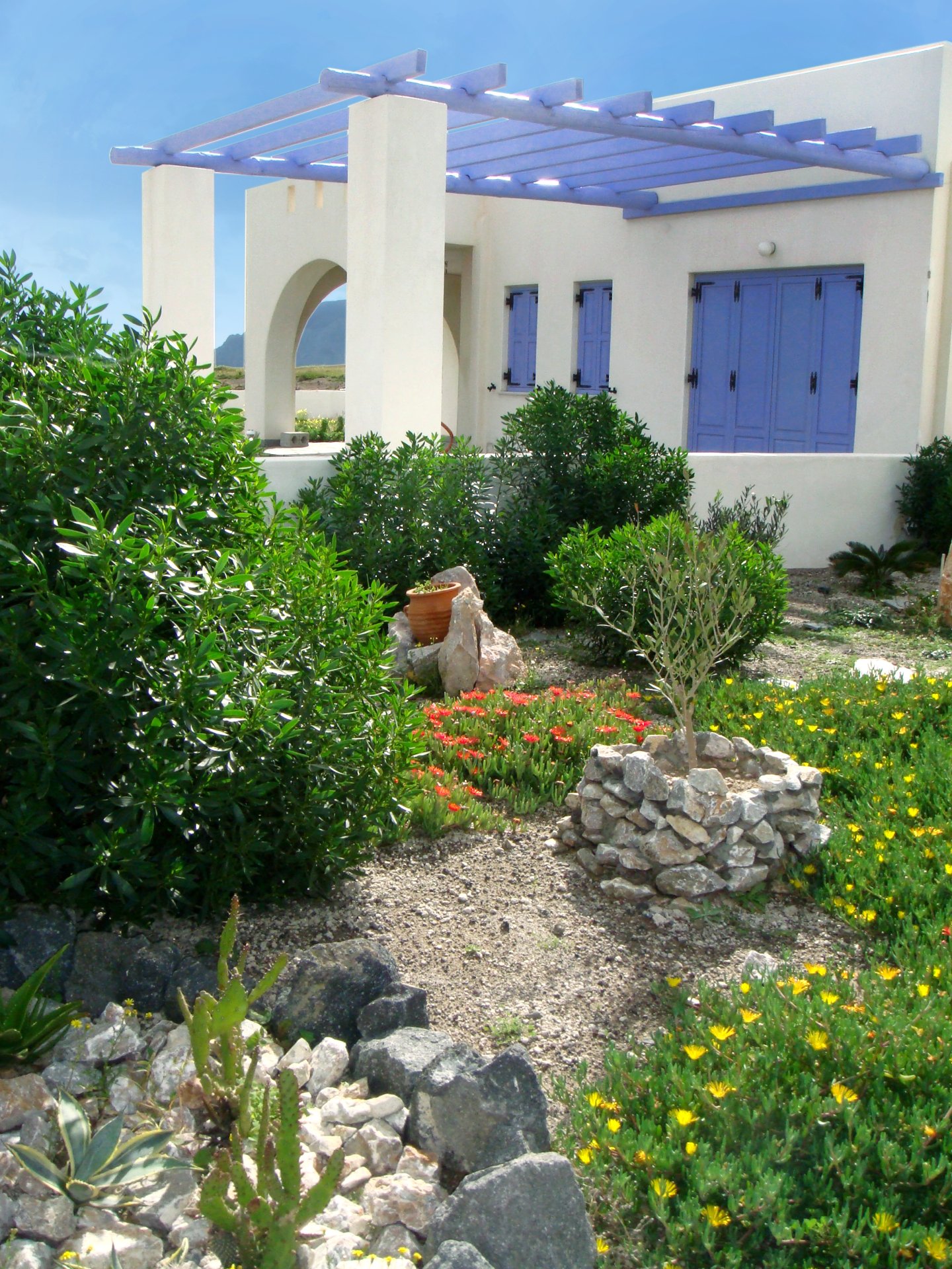 Charming Cycladic Bungalow in Santorini 2+1 Bedrooms with Garden & Patio — 3