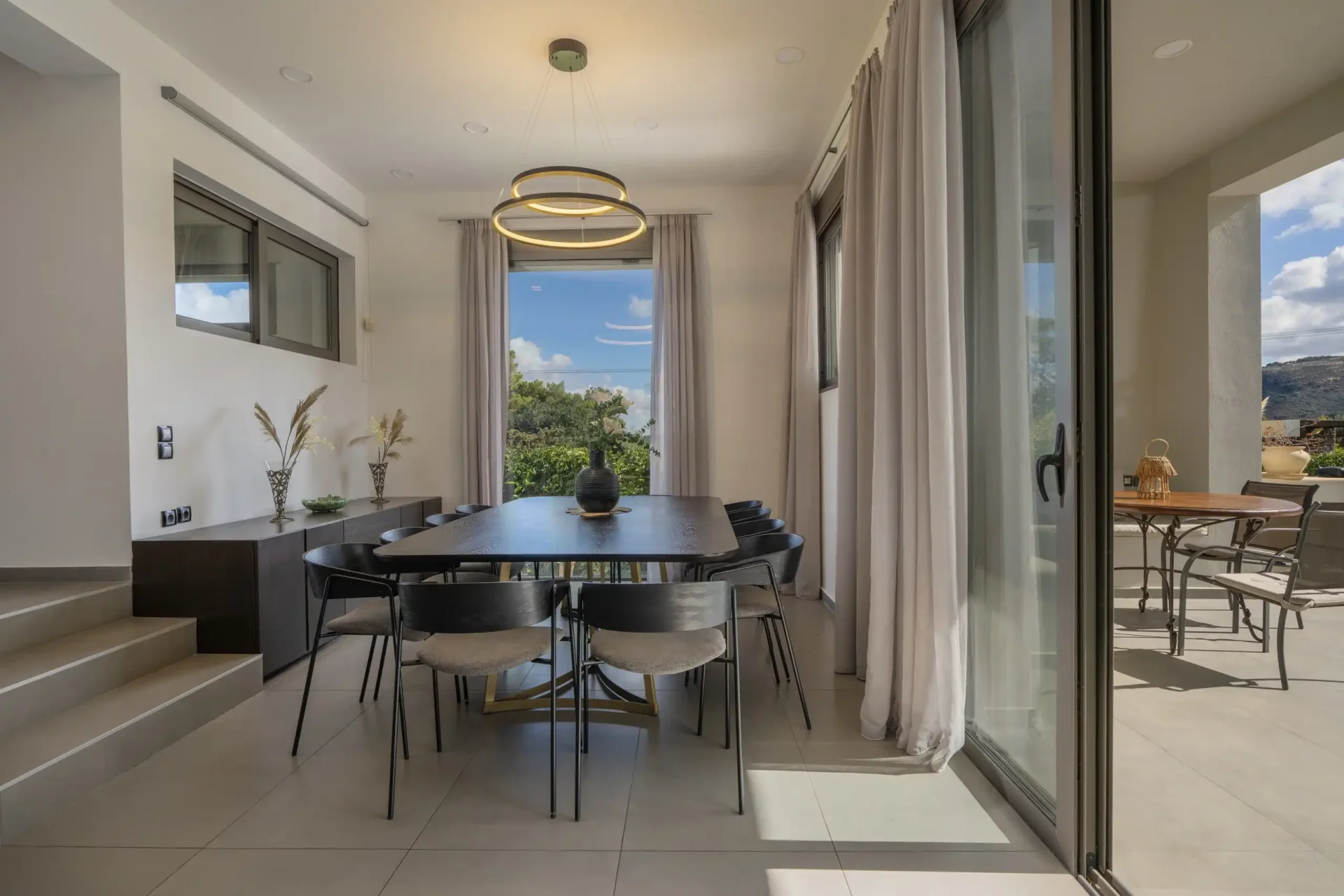 Spacious Luxury Residence with Panoramic Views, Private Pool & Expansive Garden — 3