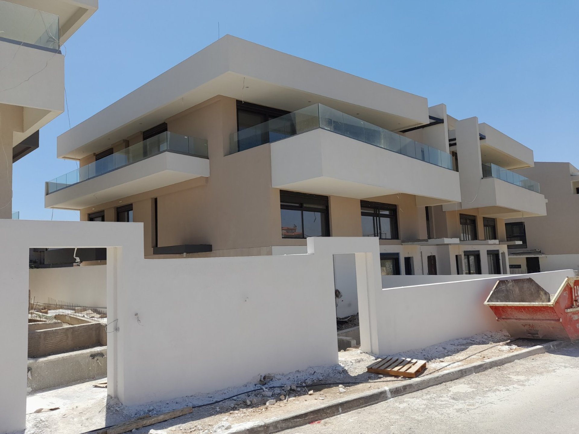 Stylish 3 Bedroom Apartment with 3 Balconies & Elegant Design — 6