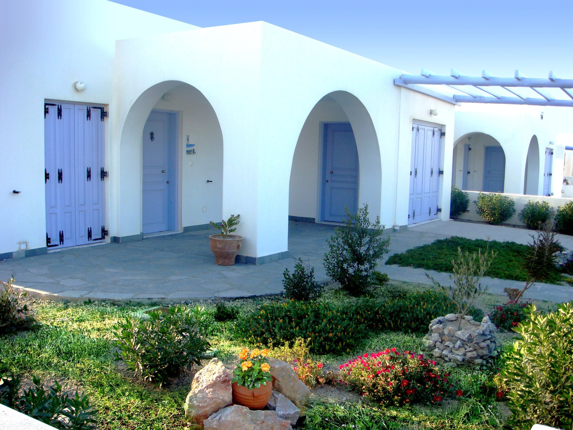 Charming Cycladic Bungalow in Santorini 2+1 Bedrooms with Garden & Patio — 2