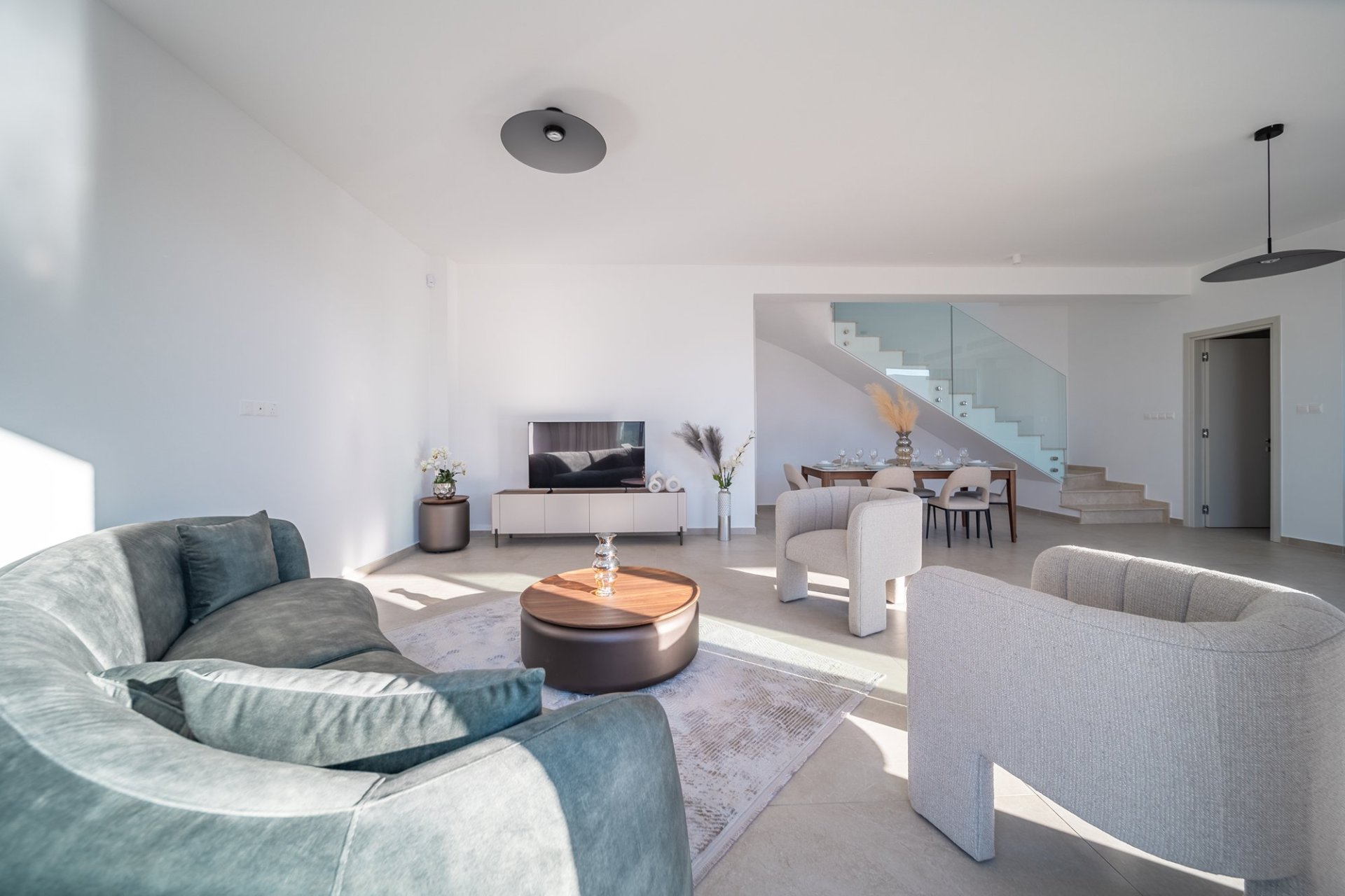 A Light‑Filled Three‑Bedroom Retreat With Panoramic Views — 5