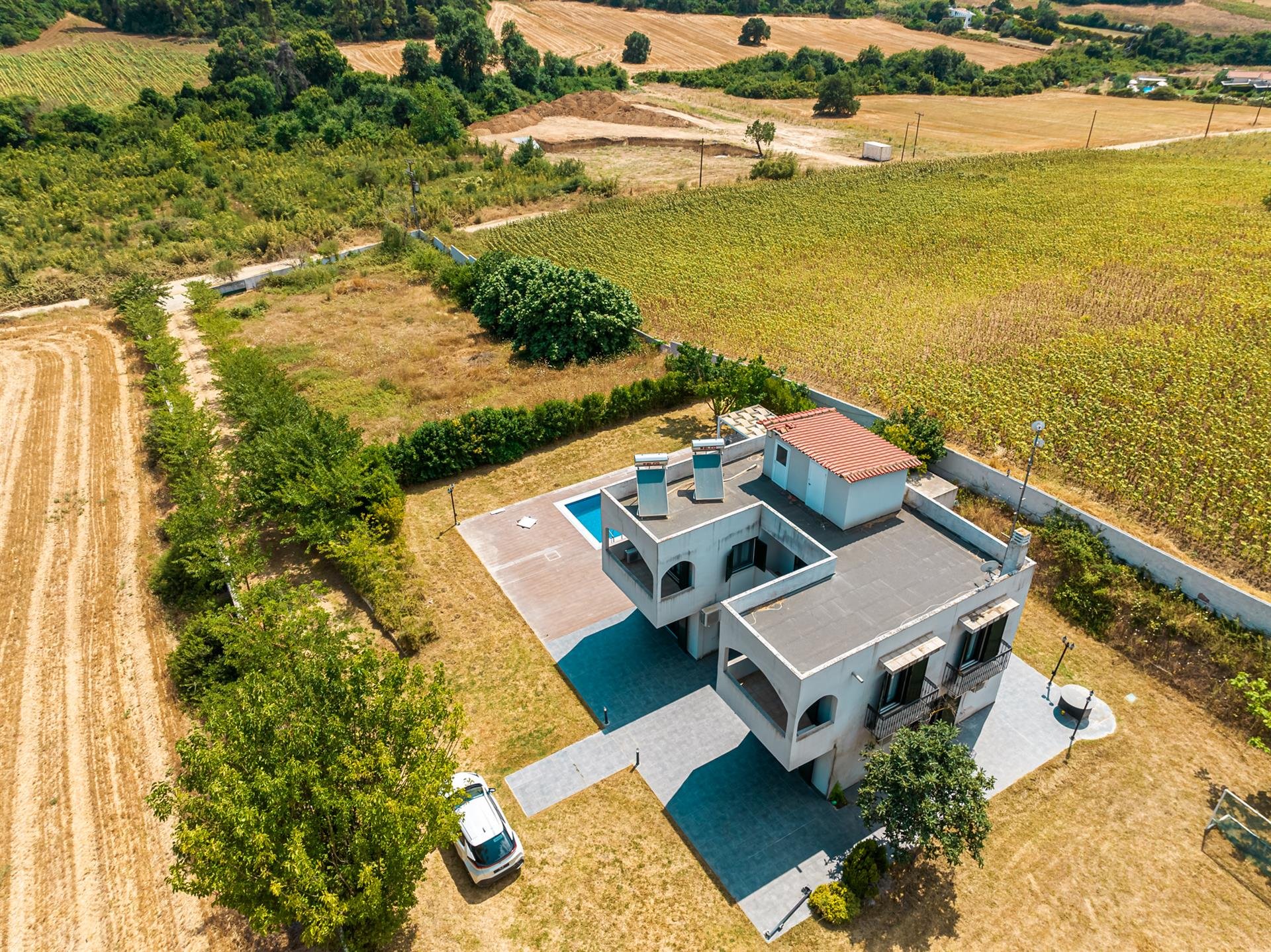 Luxury 4-Bedroom Villa with Pool and Expansive Garden — 2