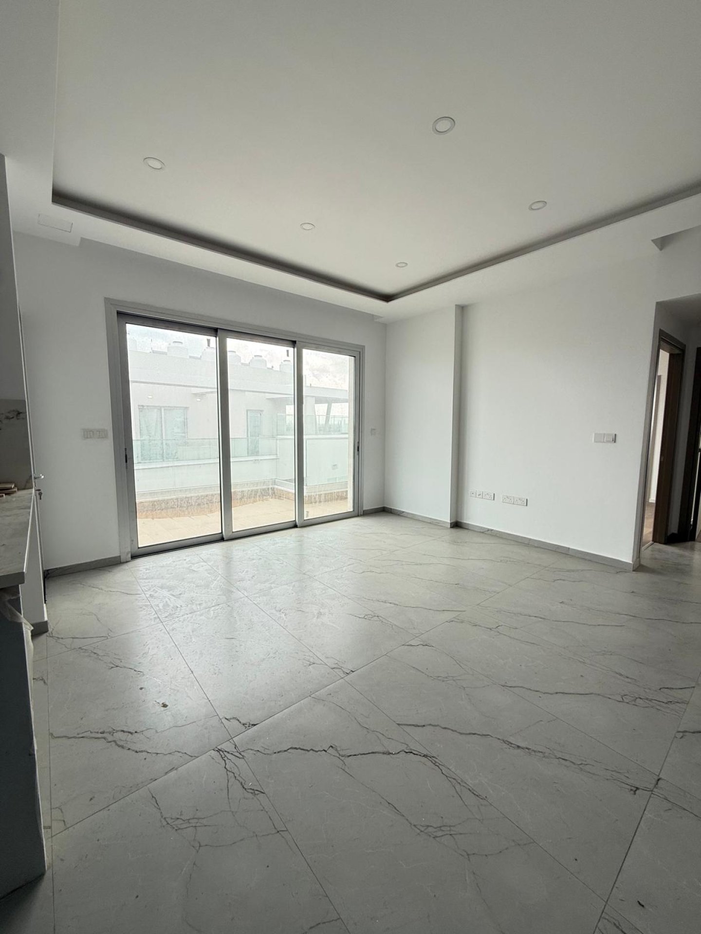 A 3 Bedroom Penthouse with an Extra Studio Unit & Private swimming Pool — 4