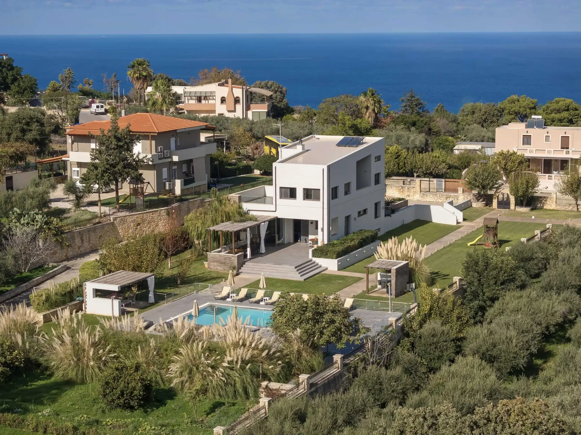 Spacious Luxury Residence with Panoramic Views, Private Pool & Expansive Garden — 2